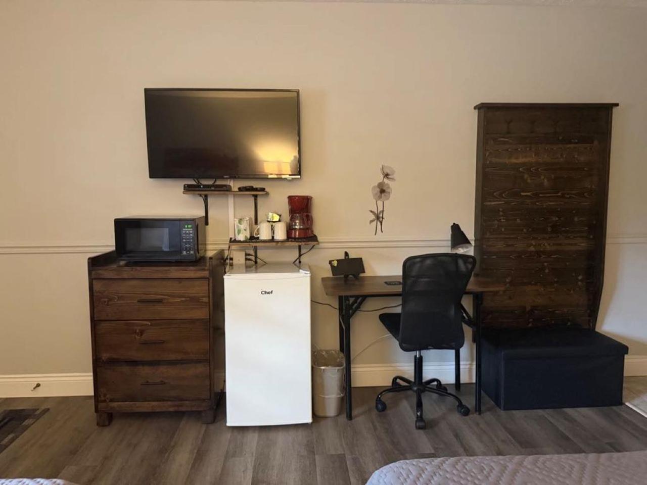Auberge Micky Inc Едмъндстън Екстериор снимка